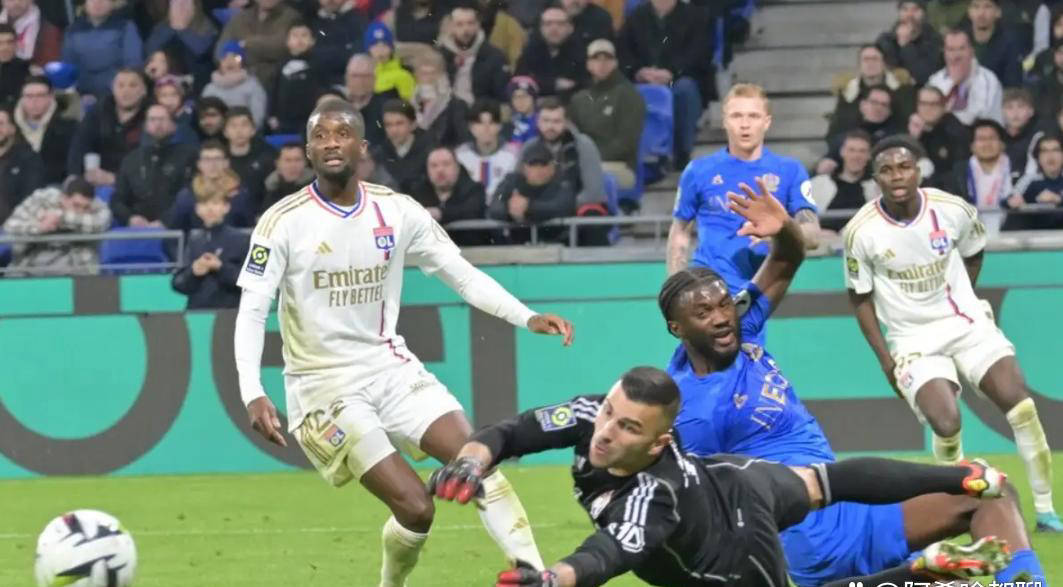 法甲豪门遭降级!里昂含泪抗议,降级欧战成荒谬